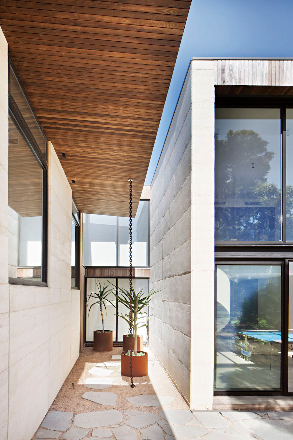 Robson Rak Architects – Layer House